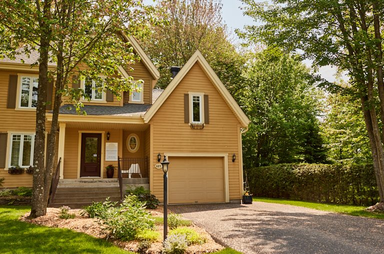 Houses, condos and lots for sale in Bromont Bromont Immobilier